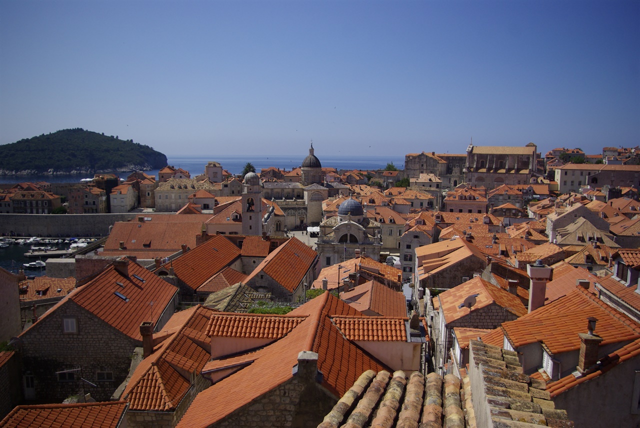 붉은 지붕과 푸른 바다가 대비를 이루는 크로아티아의 해변도시.
