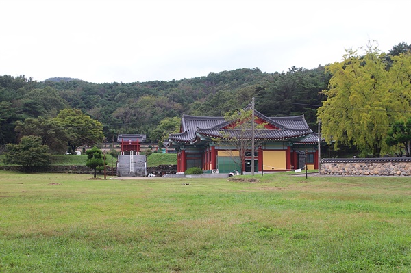 김유신 장군 위패를 모신 숭무전과 부속건물 모습