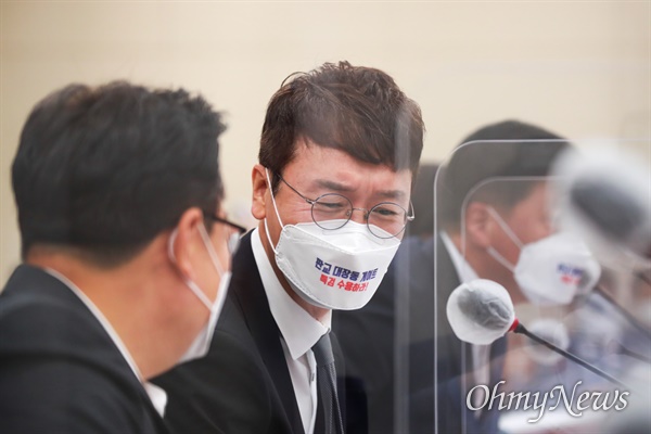 국민의힘 김웅 의원과 김성원 의원이 15일 서울 여의도 국회에서 열린 국회 환경노동위원회 국정감사에서 대화하고 있다. 