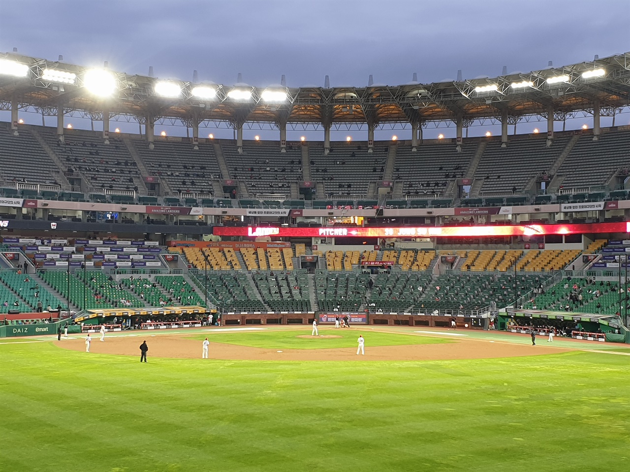  이 곳 인천 SSG 랜더스필드를 비롯해 총 4곳의 수도권 야구장 관중석이 마침내 개방된다.