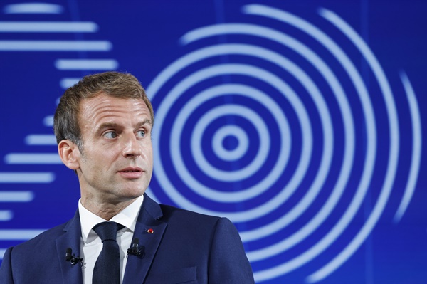 에마뉘엘 마크롱 프랑스 대통령이 지난해 10월 15일 수도 파리의 대통령 집무실에서 '프랑스 2030' 투자 계획을 발표하고 있다.  