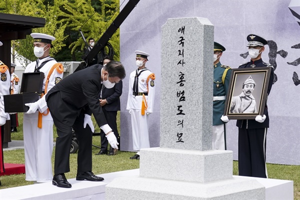 봉오동 전투 승리 101년만에 고국으로 귀환한 홍범도 장군의 안장식이 국립대전현충원에서 거행되는 가운데, 문재인 대통령이 고인의 무덤에 흙을 뿌려주고 있다.