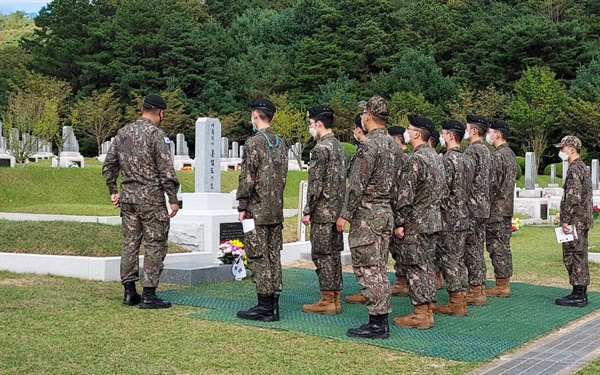 계룡대에 위치한 모 부대 군인들이 홍범도 장군의 묘에 참배하고 있다. 