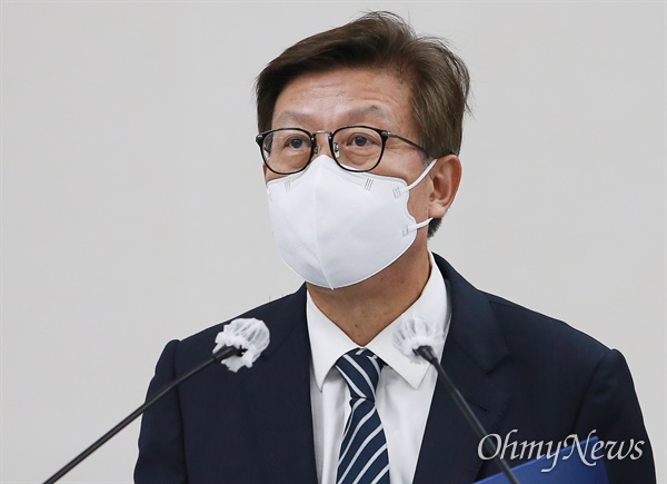 박형준 부산시장이 15일 국회 행정안전위원회의 부산시 국정감사에 출석해 선서를 하고 있다.