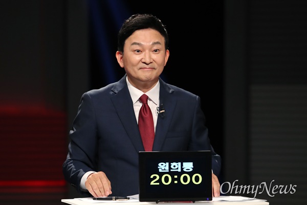 국민의힘 원희룡 대선 예비후보가 15일 저녁 서울 마포구 상암동 MBC 사옥에서 열린 '1대1 맞수토론'을 준비하고 있다.