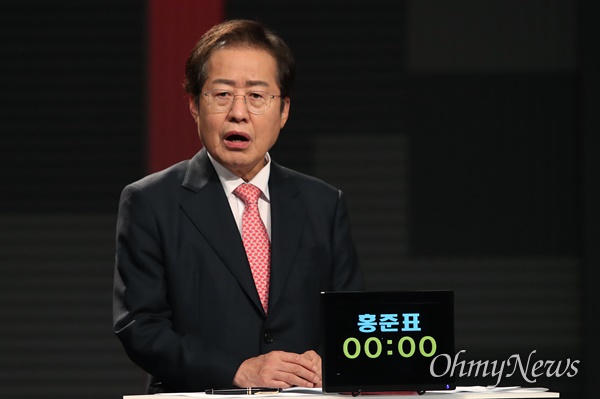 국민의힘 홍준표 대선 예비후보가 15일 저녁 서울 마포구 상암동 MBC 사옥에서 열린 '1대1 맞수토론'을 준비하고 있다. 