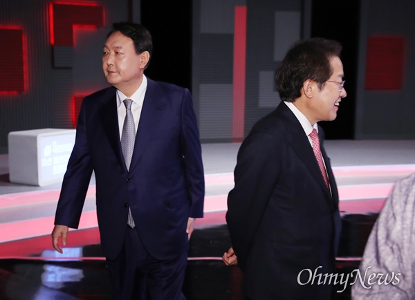 국민의힘 윤석열, 홍준표 대선 예비후보가 15일 저녁 서울 마포구 상암동 MBC 사옥에서 열린 '1대1 맞수토론'에 참석하고 있다.