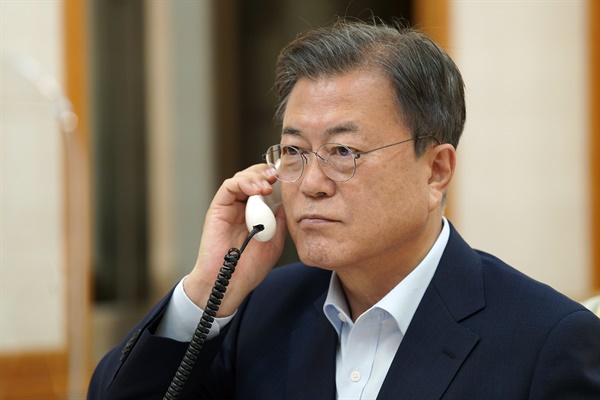 문재인 대통령이 15일 오후 청와대 관저 회의실에서 기시다 후미오 일본 총리와 통화를 하고 있다. 