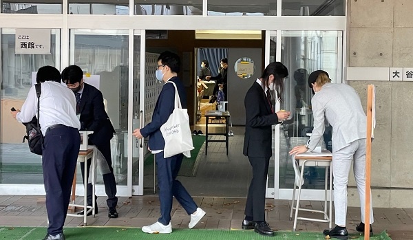           교토 오타니중고등학교에서 치뤄진 제78회 한국어능력시험장으로 들어가는 수험생들과 시험 관계자들입니다.？