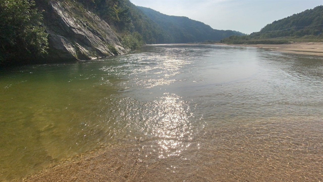 맑은 강물이 산에 부딪혀 작은 소용돌이를 일으키며 흘러간다. 
