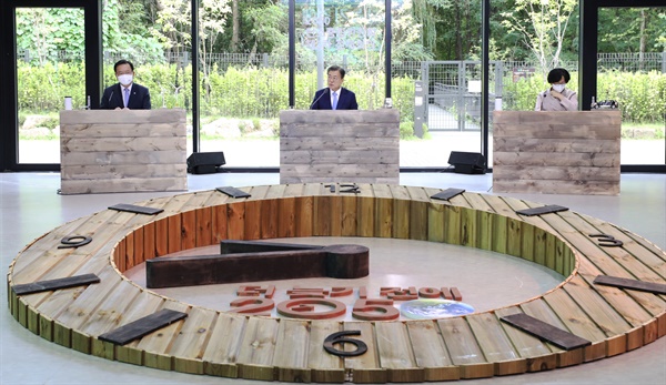 문재인 대통령이 18일 서울 용산구 노들섬다목적홀에서 열린 2050 탄소중립위원회 제2차 전체회의에서 발언하고 있다.