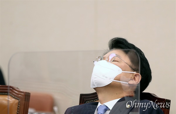 장제원 국민의힘 의원이 지난 10월 19일 오전 서울 여의도 국회에서 열린 법제사법위원회의 법제처에 대한 국정감사장에서 생각에 잠겨 있다. 