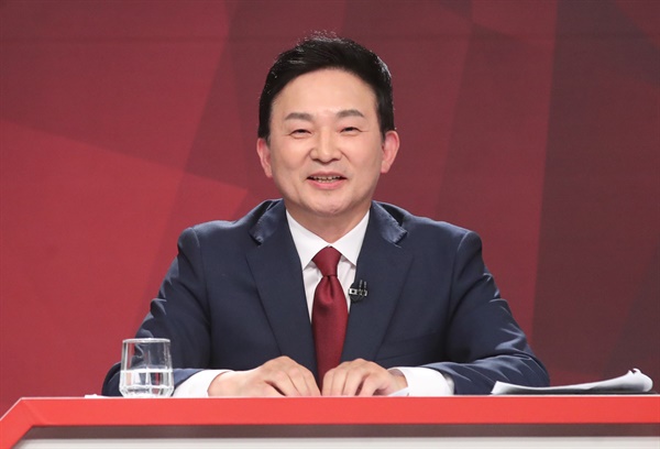 국민의힘 원희룡 대선 경선 후보가 18일 오후 부산MBC에서 제4차 TV 토론을 하고 있다.