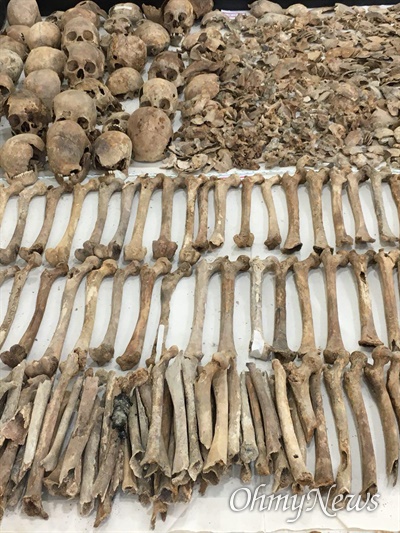한국전쟁 시기 민간인이 불법학살된 아산시 설화산 유해발굴 사진(2018년)