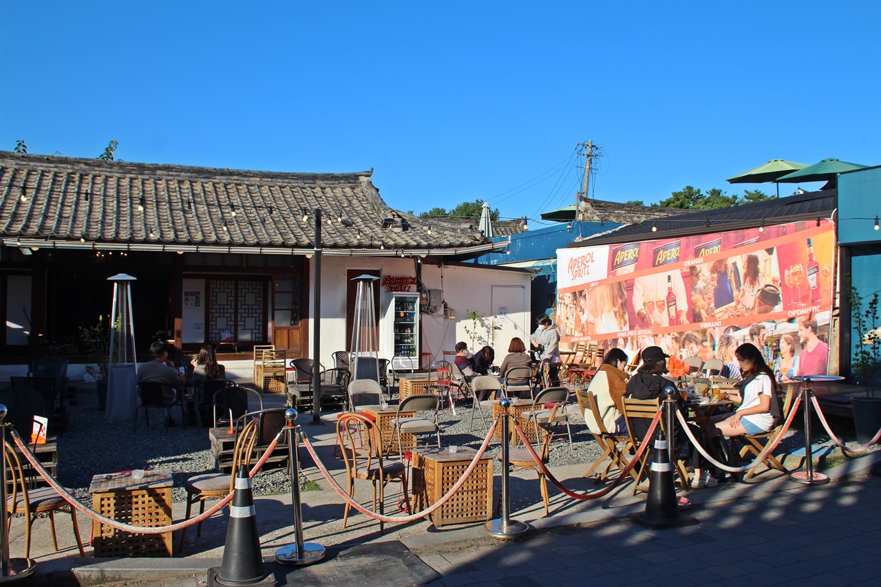전통 한옥집을 일부 개조하여 만든 황리단길 카페 모습