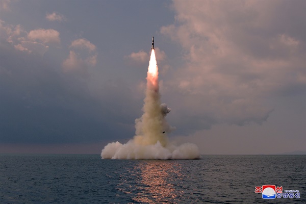 북한이 전날 잠수함발사탄도미사일(SLBM)을 잠수함에서 시험발사한 사실을 20일 확인했다. 조선중앙통신은 이날 "조선민주주의인민공화국 국방과학원은 19일 신형잠수함발사탄도탄 시험발사를 진행했다"고 보도했다. 2021.10.20