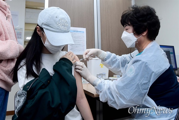 12~17세 소아청소년에 대한 코로나19 백신 접종이 시작된 10월 18일 서울 양천구 홍익병원에서 한 학생이 코로나19 백신접종을 하고 있다.