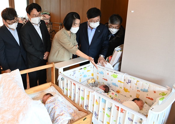 염태영 수원시장이 20일 세쌍둥이 가정을 방문해 아기들을 바라보고 있다. 