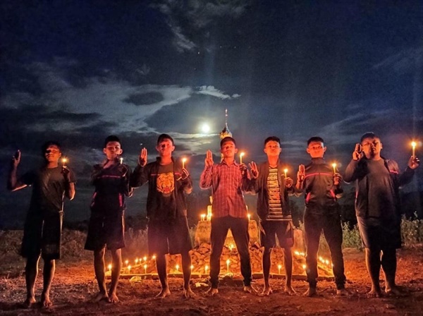 19일 밤 양곤시 청년들의 촛불 시위
