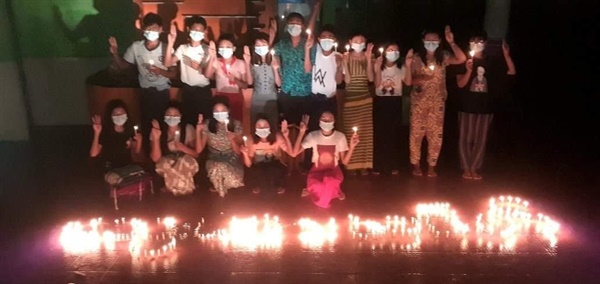 19일 밤 애이야와디주 고한주지역에서 촛불 시위