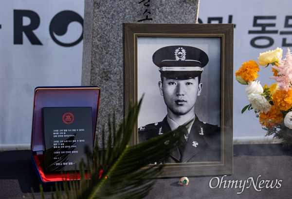 지난 10월 21일 오후 서울 동작구 국립서울현충원 29묘역에서 유격훈련도중 사망한 ROTC 출신 고 최승균 소위의 진혼식이 열리고 있다.