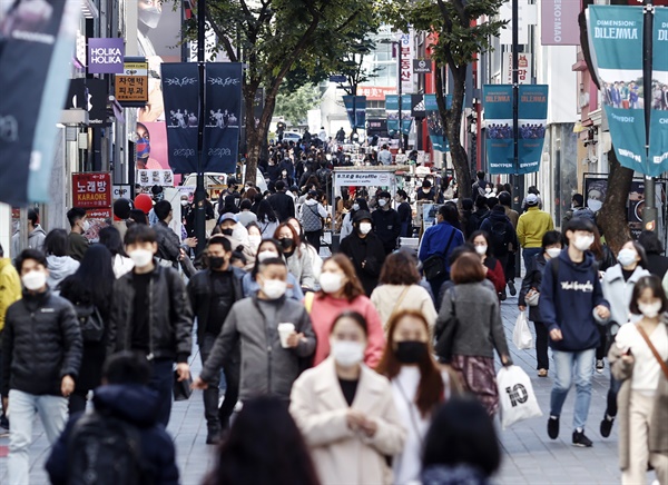  새로운 사회적 거리두기 조정안 실시를 하루 앞둔 17일 오후 서울 명동을 찾은 시민들이 거리를 걷고 있다. 