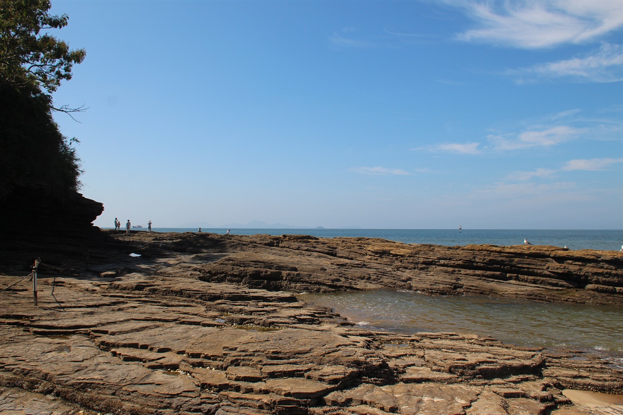 바닷물에 침식되어 퇴적한 채석강 너른 갯바위와  절벽 모습