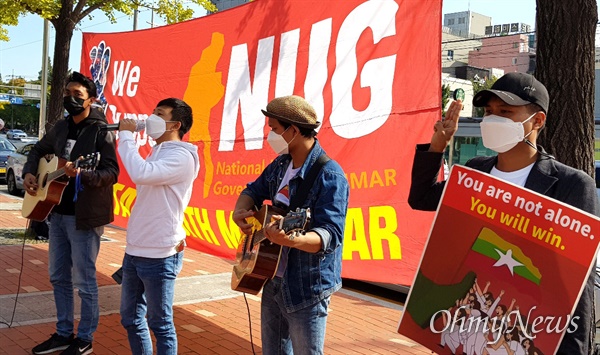 10월 24일 오전 창원역 광장에서 열린 “미얀마 민주주의 연대 34차 일요시위”.