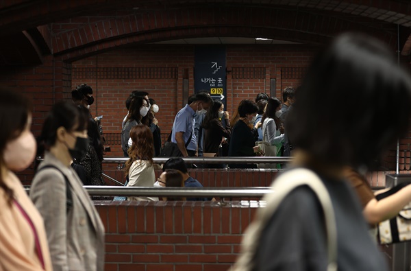 지난 9월 24일 오전 마스크를 쓴 시민들이 지하철 2호선 시청역을 지나고 있다.