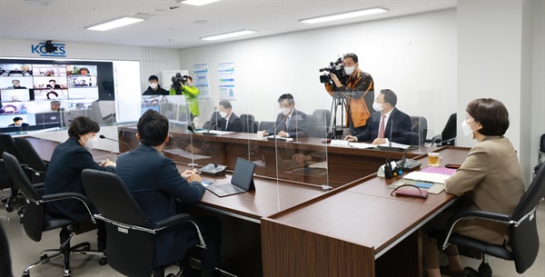 유은혜 교육부장관이 25일 오후 제2차 교육회복지원위원회를 주재하고 있다. 