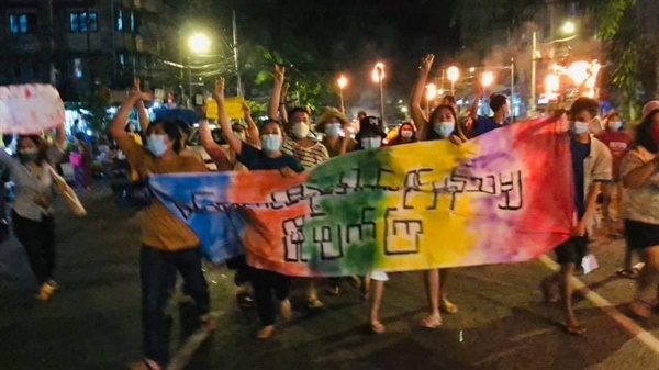24 일 밤 양곤시 시내에서 청년들의 횃불 시위