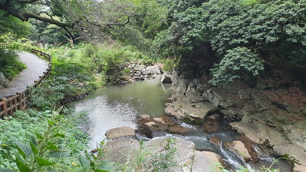 추사 김정희가 부러워했던 맑은 물길을 따라 데크 길을 오른다.
