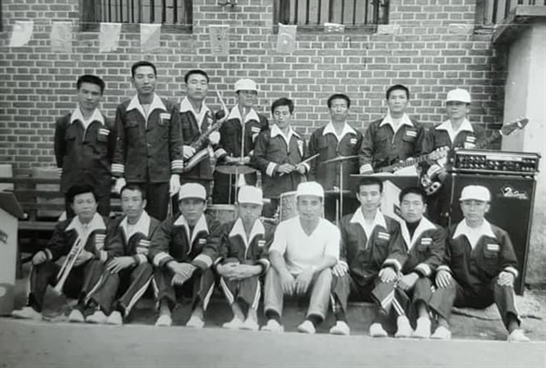 ‘유럽·일본유학생간첩단 조작사건’으로 5년간 억울한 옥살이를 했던 김판수 이사장이 1973년 대전교도소 악대에서 활동할 때 찍은 기념사진(뒷줄 오른쪽 두번째가 김판수 이사장)

