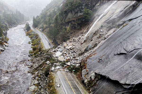 지난 24일 미국 캘리포니아주 플루머 카운티에서 발생한 산사태로 바위와 초목이 70번 고속도로를 뒤덮고 있다. 
