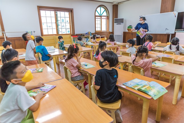 인천화교유치원은 한국 유치원과 달리 가을에 학기를 시작한다. 이곳이 초등학교 입학을 위한 준비과정이기 때문에 학기가 동일하게 진행된다. 사진은 화교유치원 큰반 아이들의 수업장