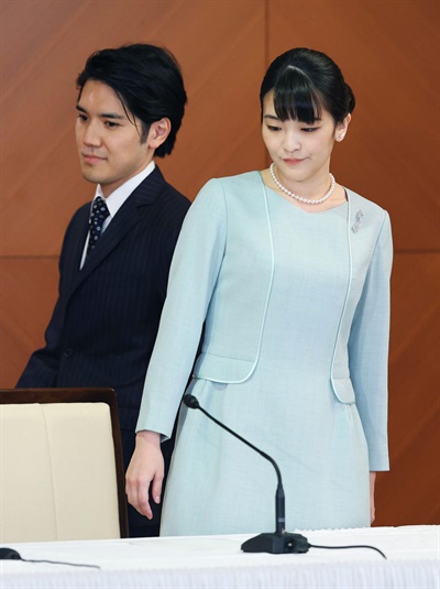 일본 공주 마코와 그녀의 남편 고무로가 지난 26일 도쿄의 한 호텔에서 기자회견을 하고 있다. 이들은 이날 오전 혼인신고를 마쳤다. 
