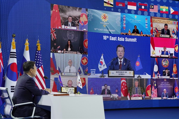 문재인 대통령이 27일 청와대 충무실에서 화상으로 진행된 제16차 동아시아 정상회의에 참석해 발언하고 있다.