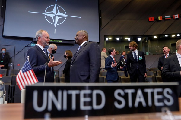 지난 21일(현지시각) 벨기에 브뤼셀에서 열린 북대서양조약기구(나토, NATO) 국방장관 회의에서 로이드 오스틴 미국 국방장관과 헹크 캄프 네덜란드 국방장관이 대화를 나누고 있다. 