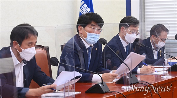 박완주(왼쪽 두번째) 더불어민주당 정책위의장이 10월 28일 국회 정책조정회의에서 모두발언을 하고 있다.