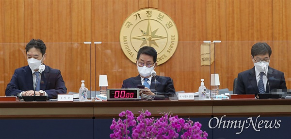 박지원(가운데) 국가정보원장이 지난 10월 28일 국가정보원 청사에서 열린 국회 정보위원회의 2021년도 국가정보원 국정감사 시작을 기다리고 있다. 왼쪽부터 윤형중 1차장, 박 원장, 박정현 2차장. 