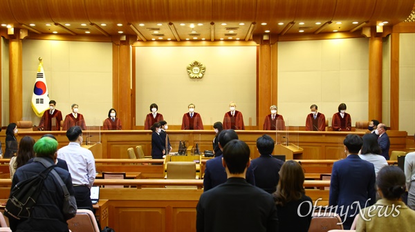 28일 오후 서울 종로구 헌법재판소에서 임성근 전 부장판사 탄핵심판 선고에 앞서 재판관들이
입장하는 모습.