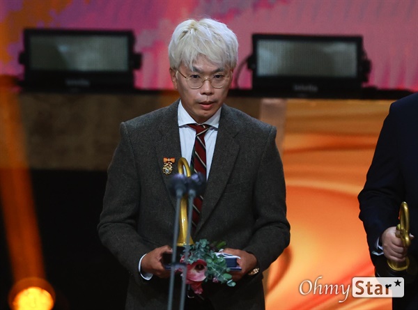 김태호 MBC PD가 28일 오후 서울 중구 국립극장 해오름극장에서 열린 '2021 대중문화예술상' 시상식에서 대통령 표창을 받고 수상소감을 밝히고 있다.