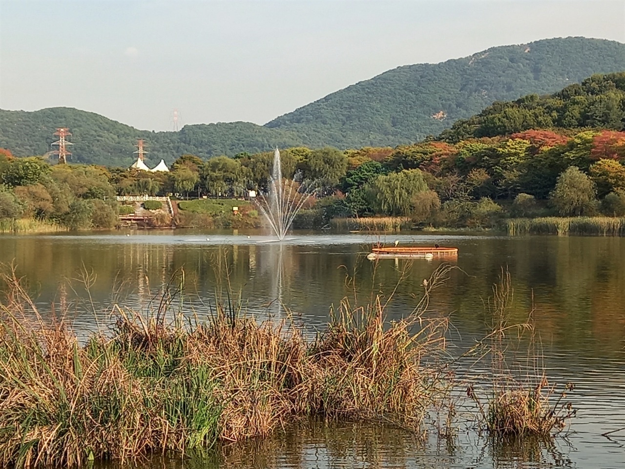 인천대공원의 호수. 규모는 작지만 제법 운치가 있다. 가을이 성큼 다가온 느낌이다.
