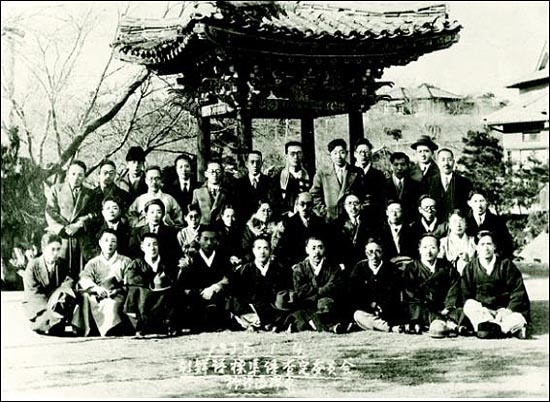 1935년 1월 충청남도 온양(현재의 아산시)에 있는 세조대왕 비각 앞에서 조선어 표준어 사정위원회 위원들과 함께 찍은 사진. 앞줄 왼쪽에서 다섯번째가 최현배 선생이다. 오마이뉴스 자료사진. 