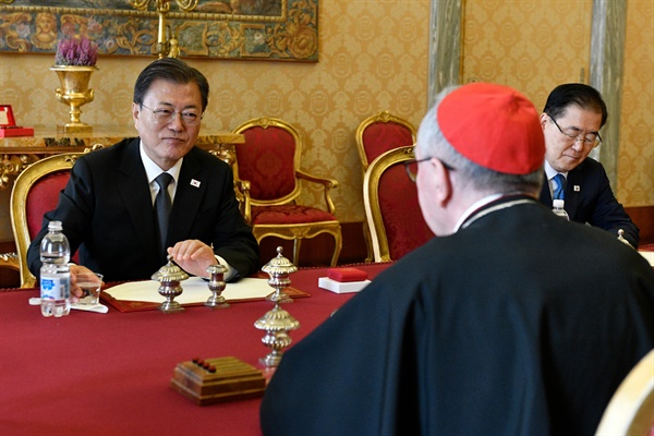문재인 대통령이 29일 교황청을 방문, 피에트로 파롤린 국무원장과 만나 대화하고 있다.