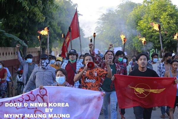 28일 저녁 사가잉주 몽유와시에서 미얀마 시민들이 군부 정부에 세금을 내지 말자고 결의하며 반독재 시위.