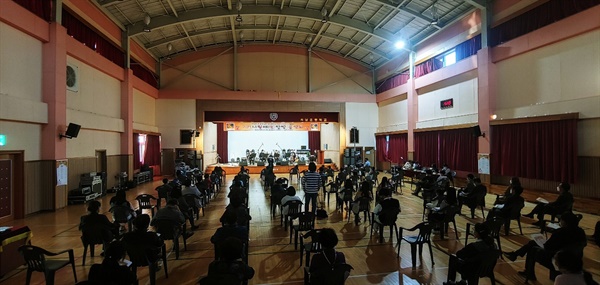 학생과 교사와 지역민들이 참여해 함께 만든 음악회