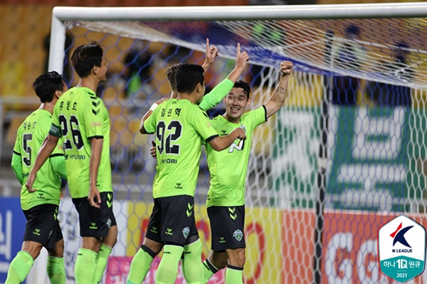 전북 현대 전북 선수들이 수원 삼성과의 K리그1 34라운드에서 득점 이후 기쁨을 나누고 있다. 