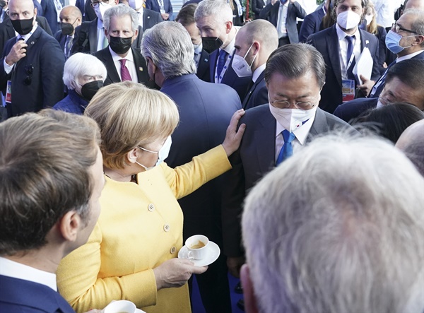 문재인 대통령이 지난 30일 이탈리아 로마 누볼라 컨벤션 센터에서 열린 주요 20개국(G20) 정상회의 단체사진 촬영 전 앙겔라 메르켈 독일 총리와 만나 대화하고 있다. 