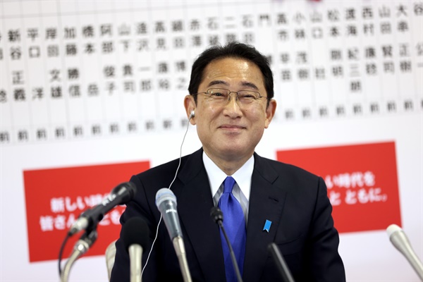 일본 총리이자 자민당 총재인 기시다 후미오가 지난 10월 31일 도쿄 자민당사에서 열린 총선 후 언론과의 생방송 인터뷰에 참석해 웃고 있다. 
